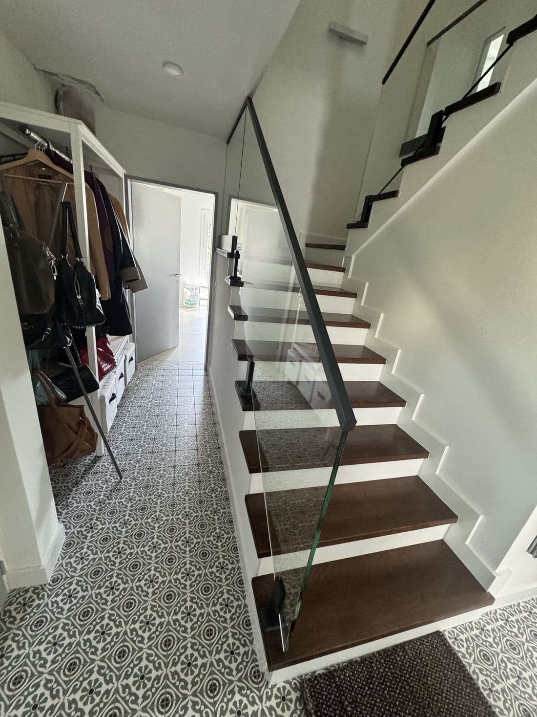 Après — Entrée et escalier